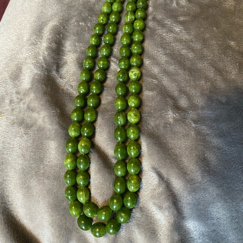 Vintage green plastic beaded necklace +free gift!